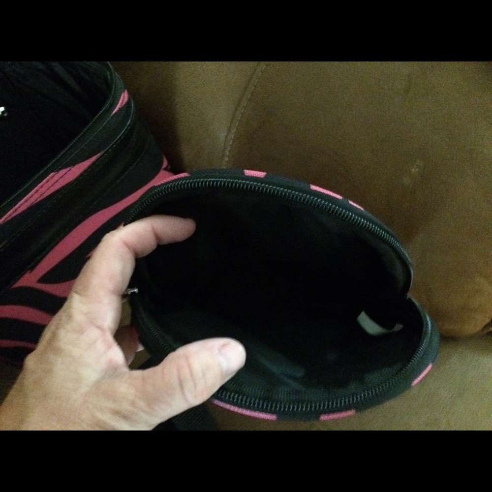 Overnight bags with two small bags each - Picture 4 of 8